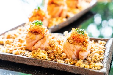 Somon suşi rulo soslu - Japon gıda tarzı