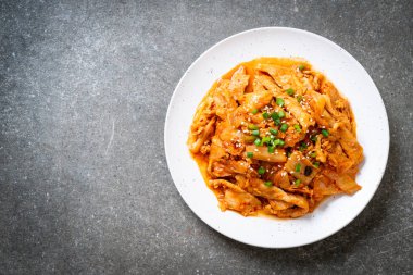 Kore usulü kimchi ile kızartılmış domuz eti.