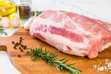 taze domuz ham filetosu ahşap tahta üzerinde