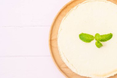 Ahşap zemin üzerine nane ile ev yapımı cheesecake
