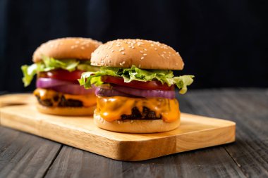 taze lezzetli biftek burger peynir ve patates kızartması ahşap arka plan üzerinde