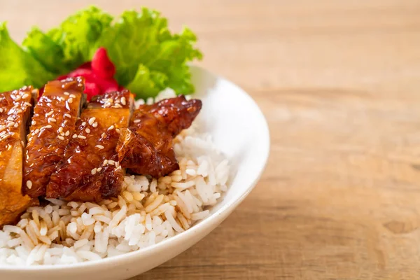 tepesinde ekmek kapısı üzerinde teriyaki soslu ızgara tavuk