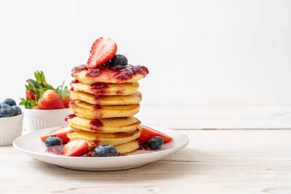 Pancake Dengan Stroberi Blueberry Dan Saus Berry — Stok Foto