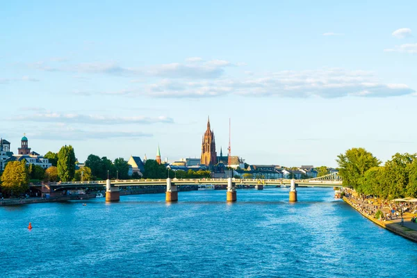 Frankfurt am Main manzarası twilight saat sırasında.