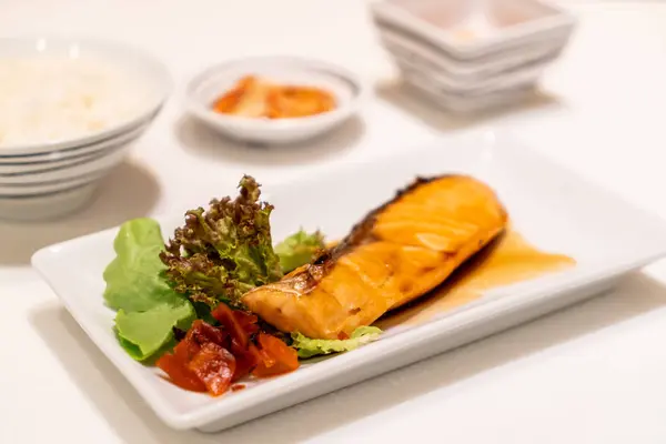 グリル サーモン ステーキ ソース 日本の食スタイル — ストック写真