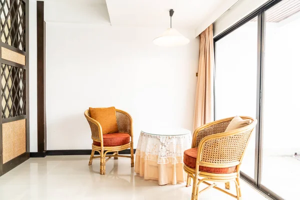 Boş masa ve sandalye oturma odası iç dekorasyonda