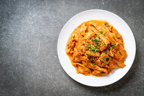 Kore usulü kimchi ile kızartılmış domuz eti.