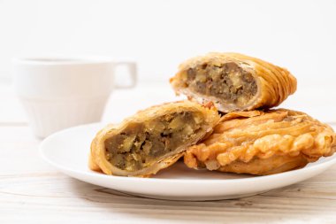 tavuk köri puf böreği ahşap arka plan üzerinde