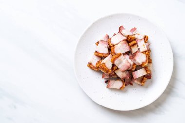 Kıtır kıtır domuz eti mi yoksa kızarmış domuz eti mi?