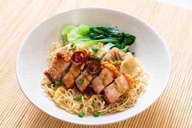 gevrek domuz yağı ve mantı - Asya gıda tarzı ile yumurta şehriye çorbası