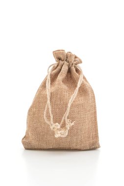 Beyaz arka plan üzerinde izole çuval kumaş çanta