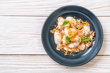 Kızarmış kalamar ya da tabakta sarımsak olan ahtapot.