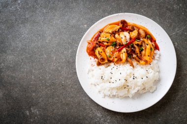 tavada kızartılmış ahtapot veya kalamar ve pirinç - Kore yemeği tarzı ile Kore baharatlı hamur (osam bulgogi)