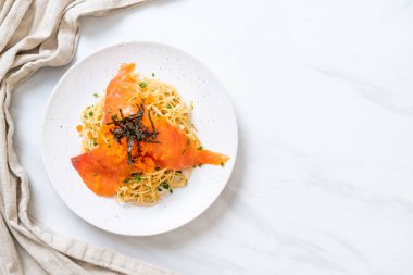 spagetti ile füme somon ve karides yumurta - füzyon gıda tarzı