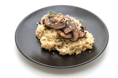 Mantar ve beyaz arka plan üzerinde izole peynirli risotto