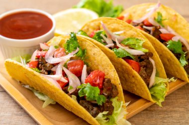 Meksika usulü et ve sebzeli taco.