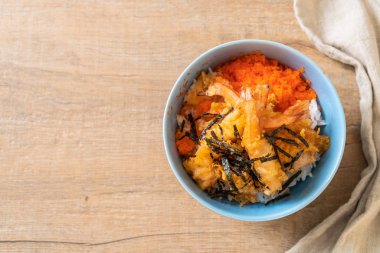 karides tempura pirinç kase karides yumurta ve yosun - Japon gıda tarzı