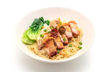 yumurta şehriye çorbası gevrek domuz yağı ve beyaz arka plan üzerinde izole Mantı