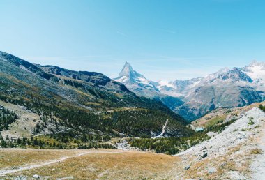 İsviçre, Zermatt 'taki Matterhorn zirvesi manzaralı güzel bir dağ manzarası..