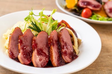 Kızarmış ördek göğsü sos, püre patates ve sebze ile