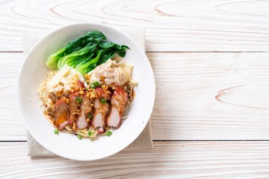 yumurta noodle ile kırmızı kavrulmuş domuz ve mantı - Asya gıda tarzı