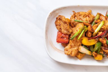 Kaju fıstığı - Asya gıda ile tavada kızartılmış tavuk