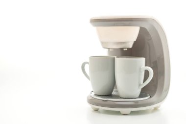 Kahve makinesi beyaz arkaplanda izole edilmiş.