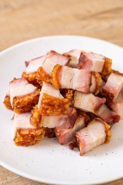 Kıtır kıtır domuz eti mi yoksa kızarmış domuz eti mi?