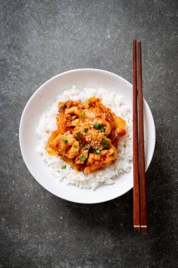 Pirinçli kimchi ve domuz kızartması. Kore usulü.