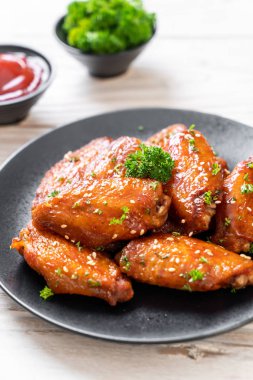 Beyaz susamlı ızgara tavuk kanadı.