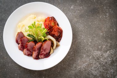 Kızarmış ördek göğsü sos, püre patates ve sebze ile