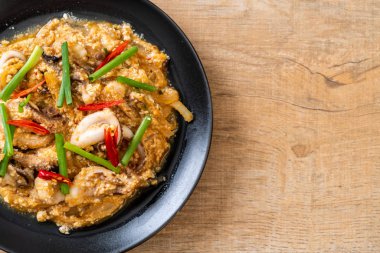 Karıştırılmış kalamar ya da tuzlu yumurtalı ahtapot - Asya deniz ürünleri tarzı