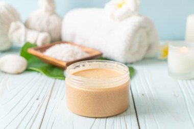 Ahşap zemin üzerine kurulmuş kaplıca tedavileri - Güzellik konsepti