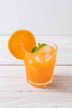 Buzlu bir bardak portakal suyu.