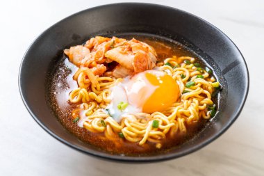 Kimchi ve yumurta - Korece ramen tarzı ile Kore anlık erişte