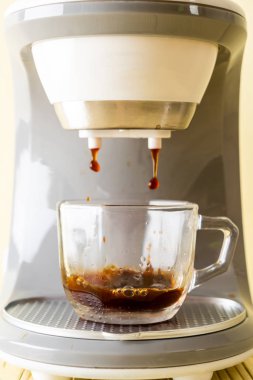 Kahve makinesi ahşap arka planda kahve yapıyor.