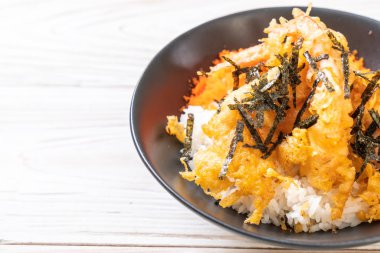 karides tempura pirinç kase karides yumurta ve yosun - Japon gıda tarzı