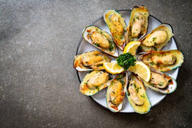 Peynirli taze midye.