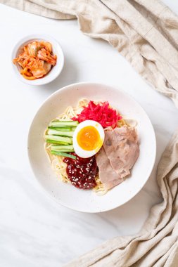Bibim naengmyeon - Kore soğuk noodles ramen