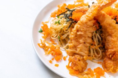 Spagetti tempura karides ve karides yumurta - füzyon gıda