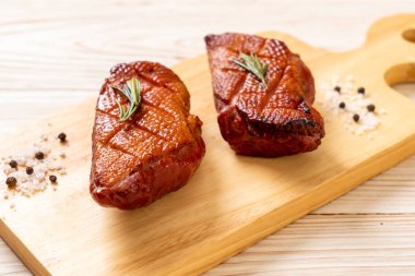 Kızarmış ördek göğsü ahşap tahta üzerinde