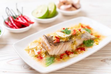 Kireç soyunma - orfoz balığı fileto Chili Lime Soslu buğulama Asya gıda tarzı