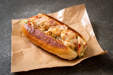 Ev yapımı ıstakoz rulo patates cipsi ile