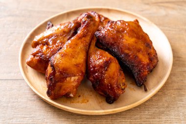 Masada ızgara ve ızgara tavuk.