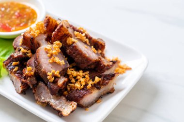 Fried çizgili domuz eti veya gevrek domuz eti veya derin kızarmış domuz yağı sarımsak ile