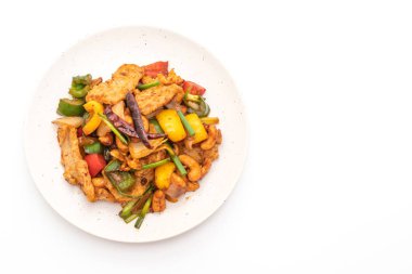 Kaju fıstığı beyaz arka plan üzerinde izole ile tavada kızartılmış tavuk