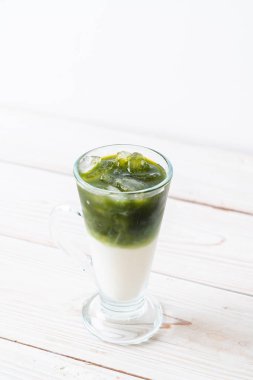 Buzlu kibrit yeşil sütlü latte.