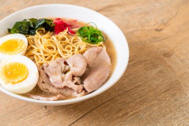 domuz eti ve yumurta - Japon tarzı ile TONKOTSU ramen erişte