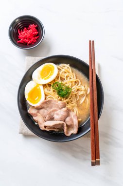 domuz eti ve yumurta - Japon tarzı ile TONKOTSU ramen erişte