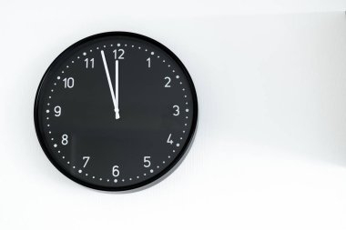 siyah beyaz duvar saati